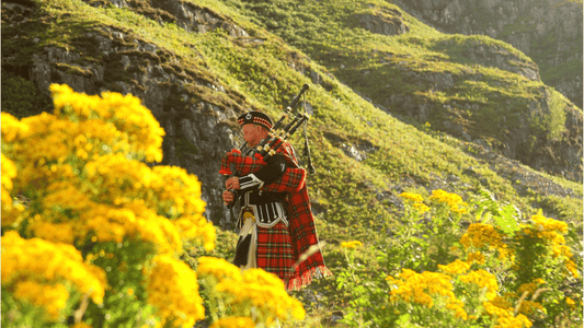 pays celtes, bretagne, culture celtique, passeport breton, homme qui joue de la cornemuse